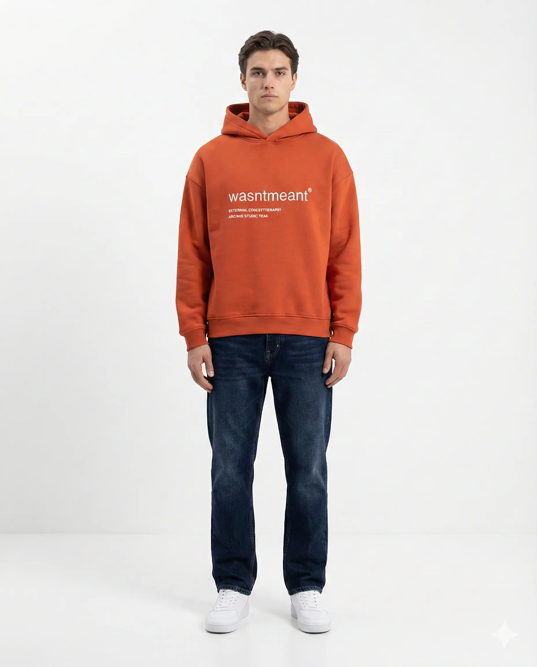 Turuncu oversize hoodie ve koyu jean kombini